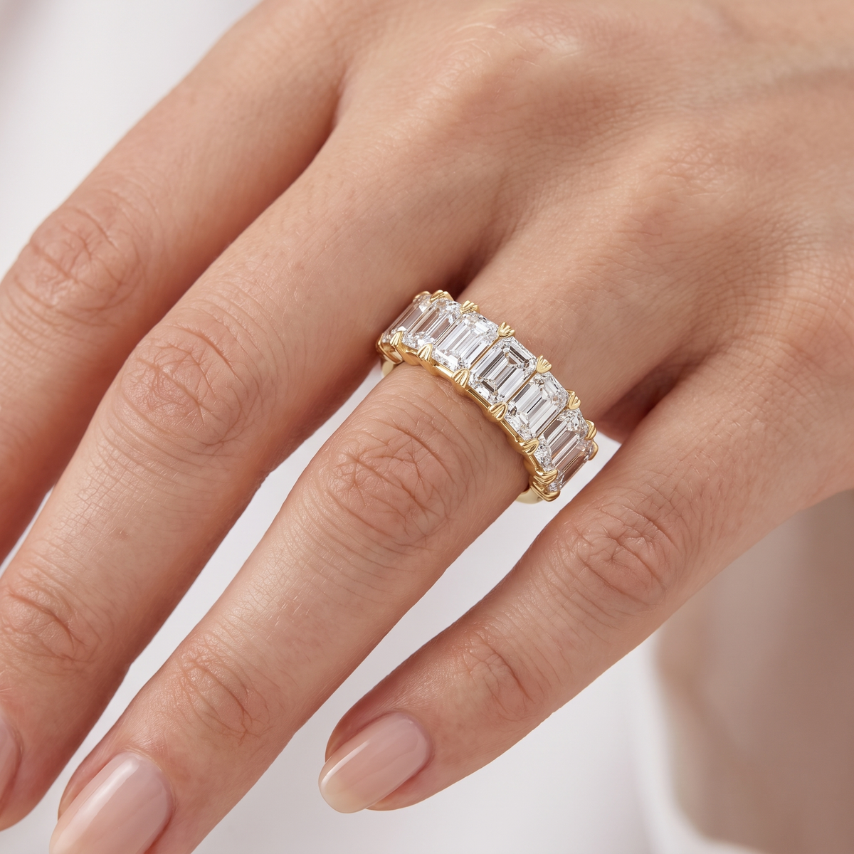 _lifestyle_image@SKU:A1173-LADE03000004Y #metal_10k-yellow-gold+origin_lab-grown+quality_g-si