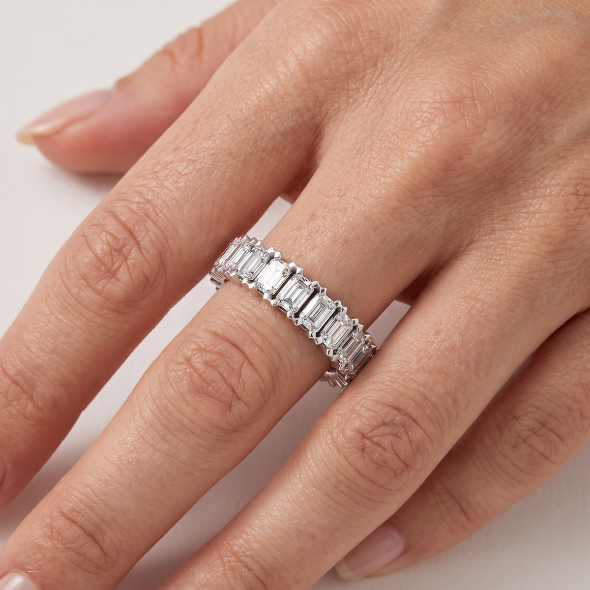 _lifestyle_image@SKU:T1731-LADE03120004W #metal_10k-white-gold+origin_lab-grown+quality_g-si
