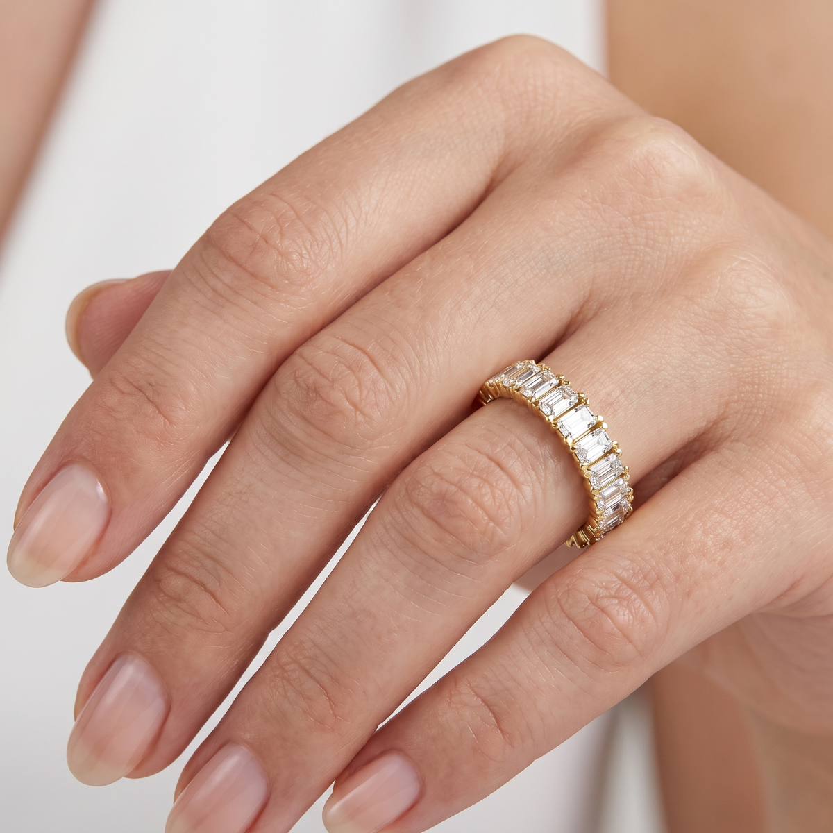 _lifestyle_image@SKU:T1731-LADE03120004Y #metal_10k-yellow-gold+origin_lab-grown+quality_g-si