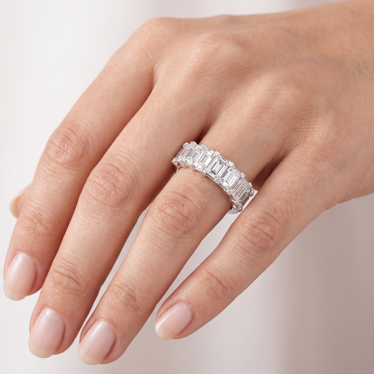 _lifestyle_image@SKU:A1173-LADE04000004W #metal_10k-white-gold+origin_lab-grown+quality_g-si