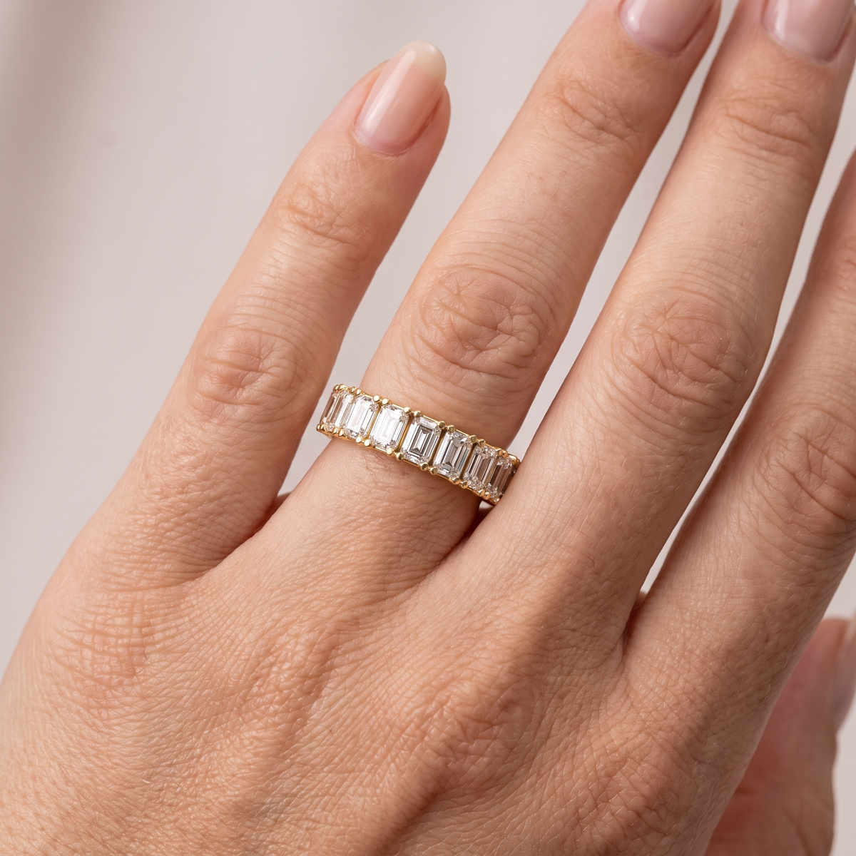 _lifestyle_image@SKU:T1731-LADE04080004Y #metal_10k-yellow-gold+origin_lab-grown+quality_g-si