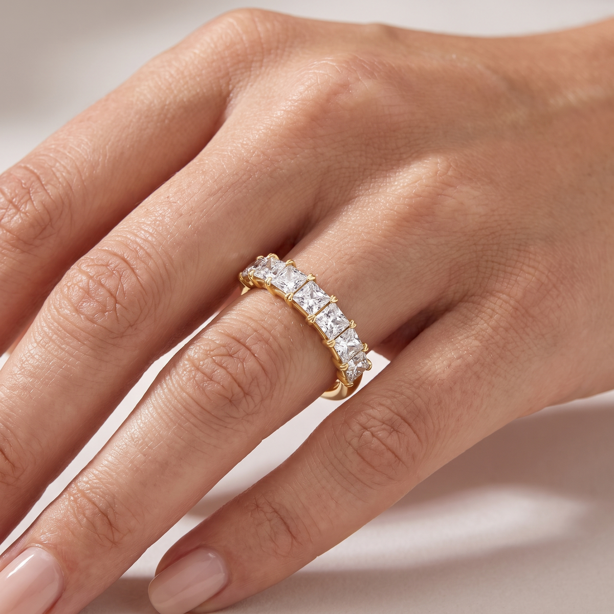 _lifestyle_image@SKU:A1173-LADP03000004Y #metal_10k-yellow-gold+origin_lab-grown+quality_g-si