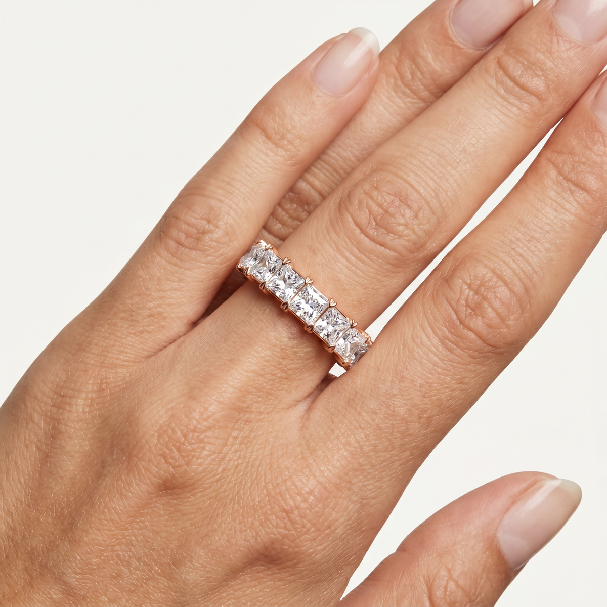_lifestyle_image@SKU:A1173-LADP04000004P #metal_10k-rose-gold+origin_lab-grown+quality_g-si