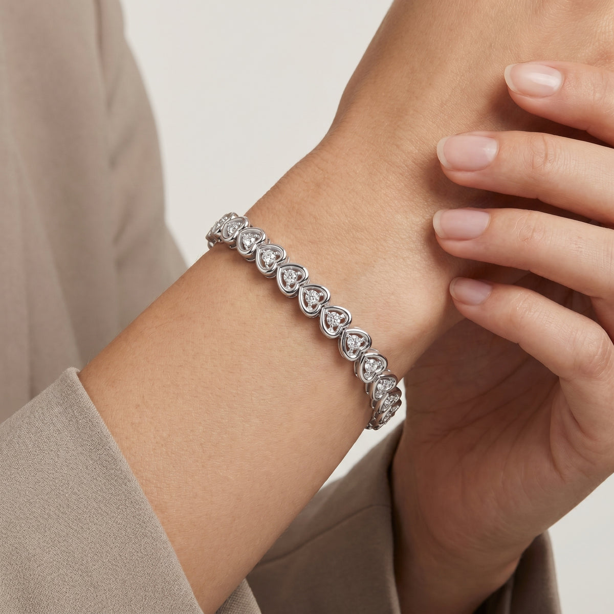_lifestyle_image@SKU:B9775-LADR00250004P #metal_10k-rose-gold+origin_lab-grown+quality_g-si