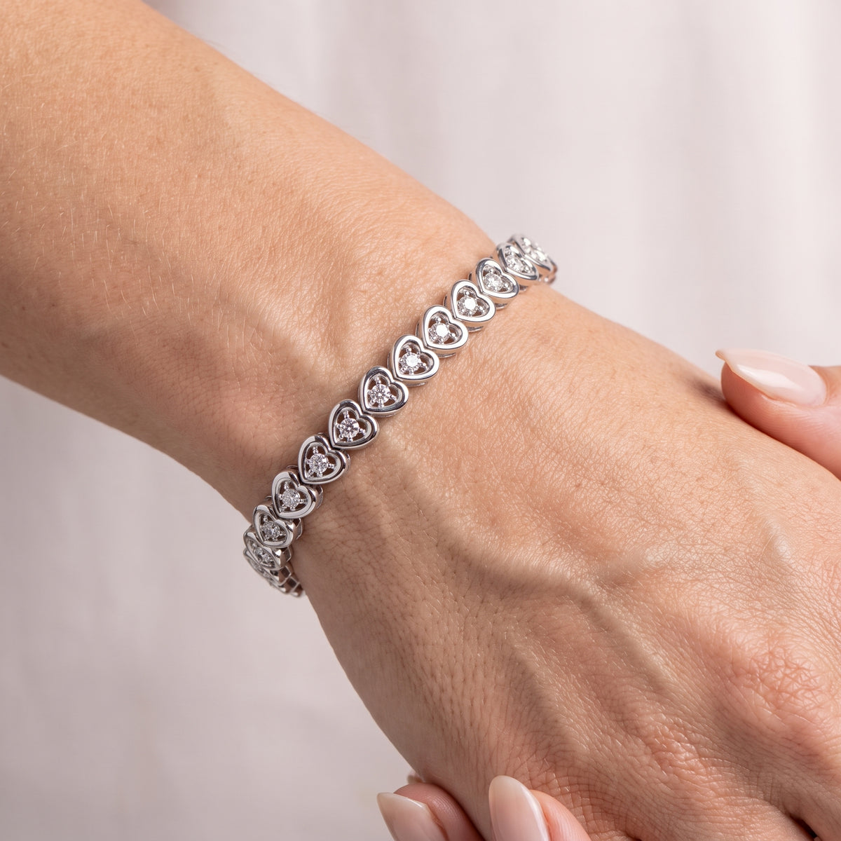 _lifestyle_image@SKU:B9775-LADR00250004W #metal_10k-white-gold+origin_lab-grown+quality_g-si
