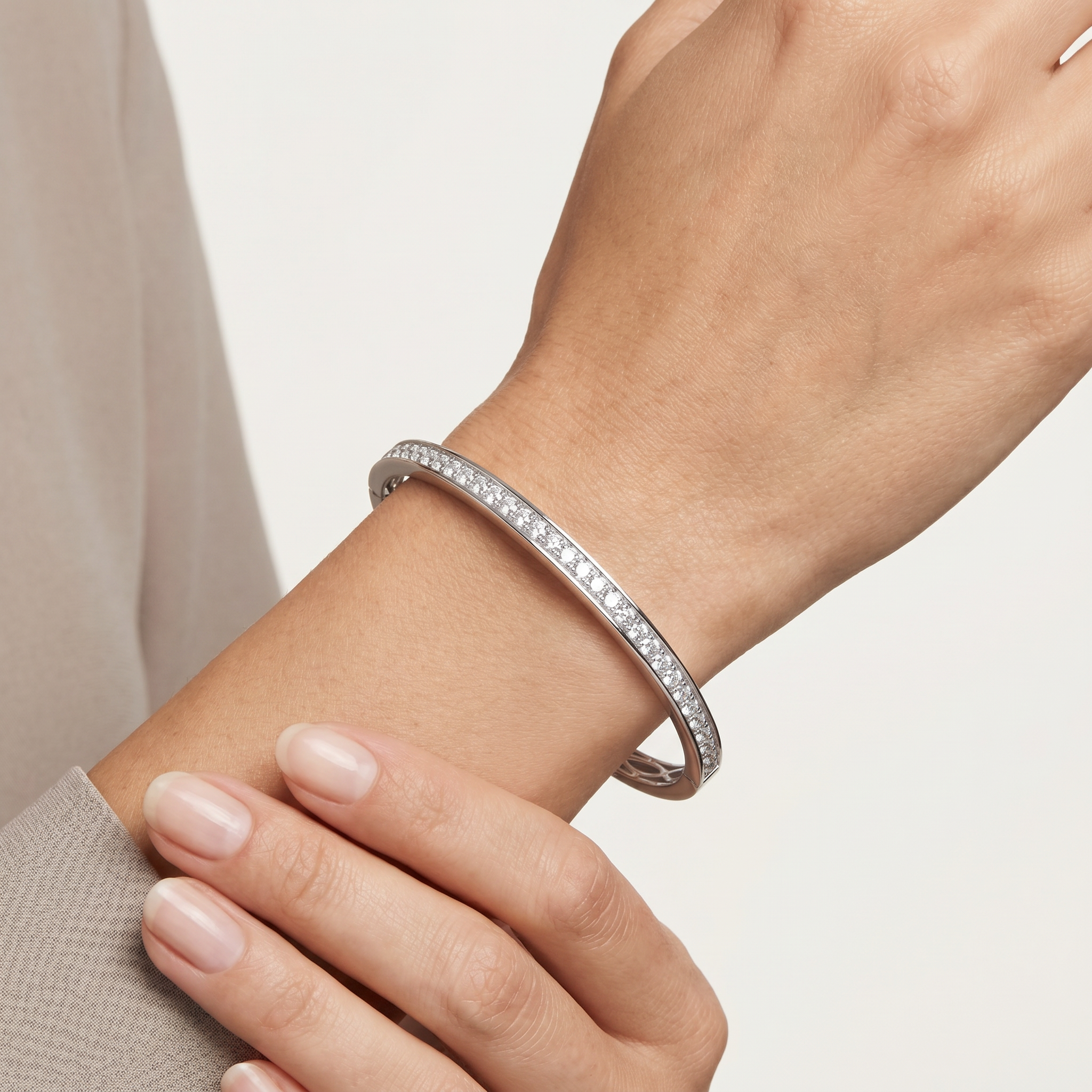 _lifestyle_image@SKU:B1865-LADR0142000DW #metal_silver+origin_lab-grown+quality_g-si