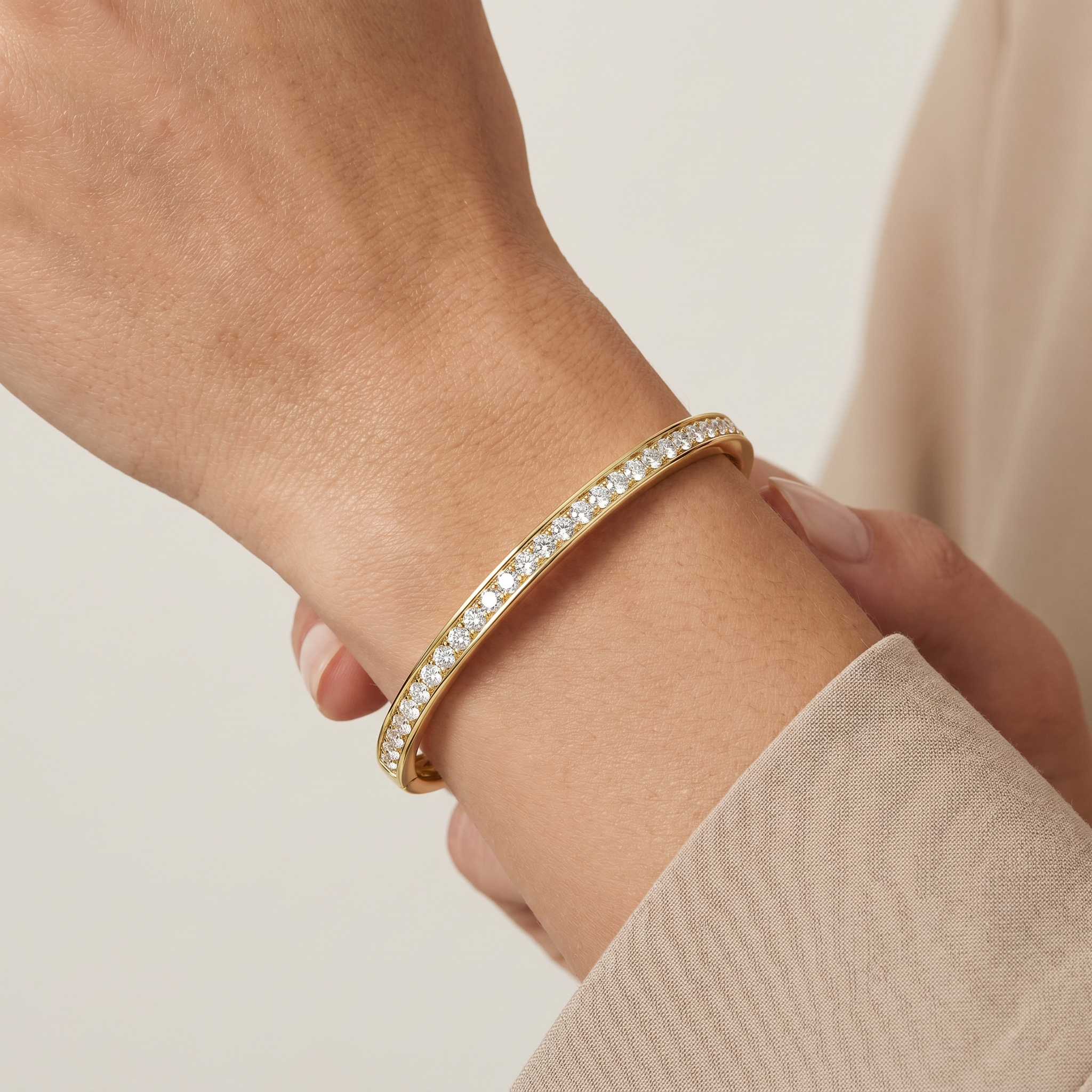 _lifestyle_image@SKU:B1865-LADR0142000DY #metal_14k-yellow-gold-vermeil+origin_lab-grown+quality_g-si
