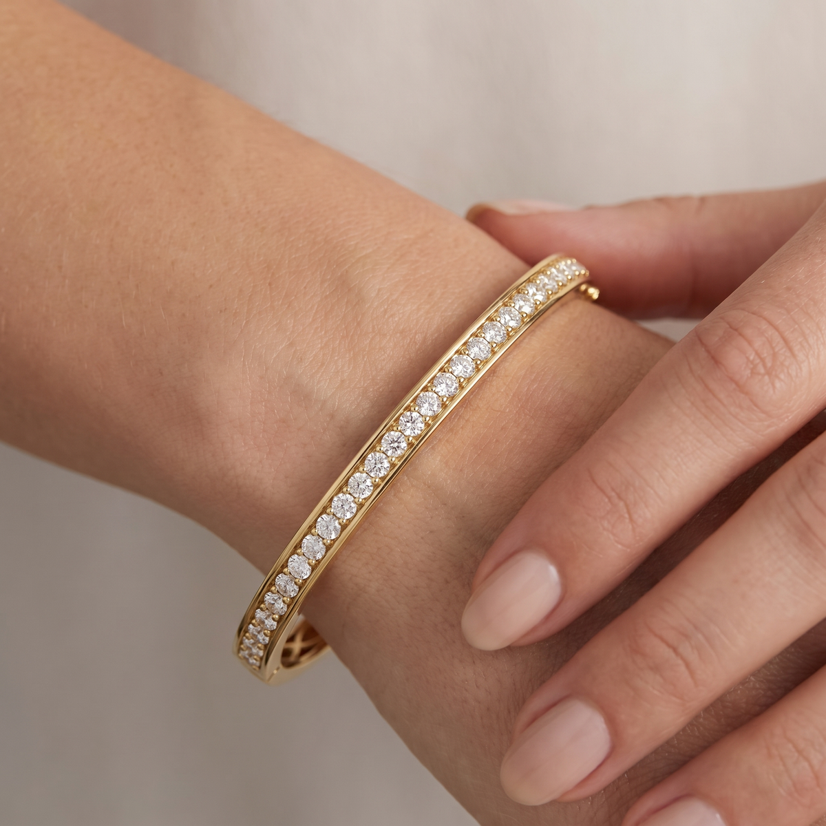 _lifestyle_image@SKU:B1865-LADR0142000DY #metal_14k-yellow-gold-vermeil+origin_lab-grown+quality_g-si
