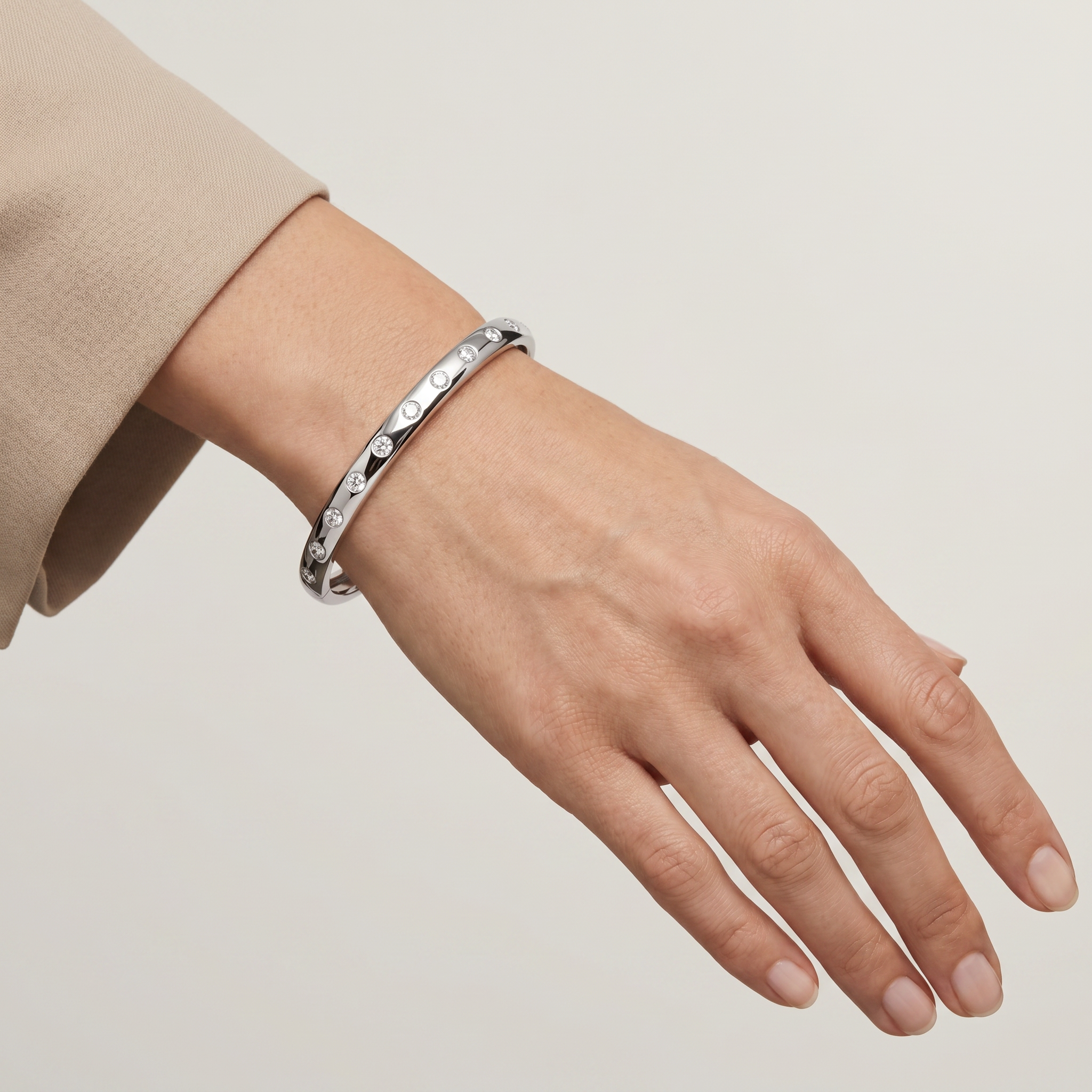 _lifestyle_image@SKU:B4452-LADR0150000DW #metal_silver+origin_lab-grown+quality_g-si