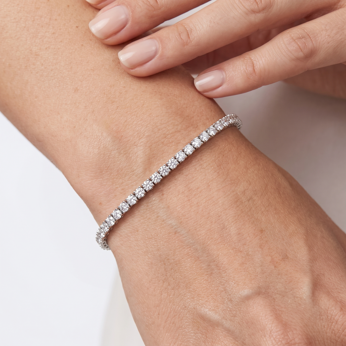 _lifestyle_image@SKU:B740K-LADR02000004W #metal_10k-white-gold+origin_lab-grown+quality_g-si