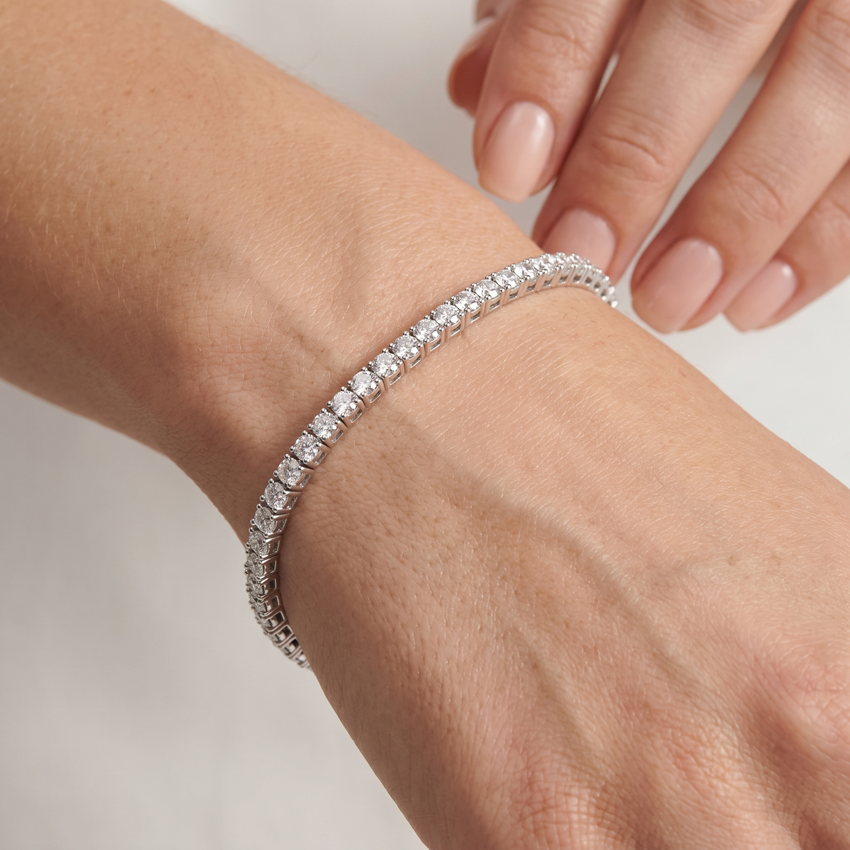 _lifestyle_image@SKU:B740K-LADR0200000DW #metal_silver+origin_lab-grown+quality_g-si