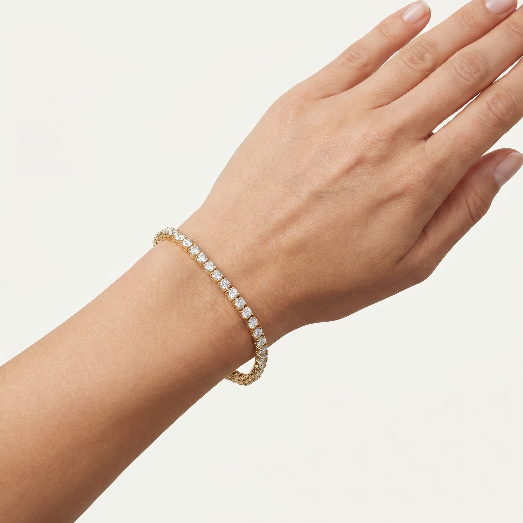 _lifestyle_image@SKU:B740K-LADR02000004Y #metal_10k-yellow-gold+origin_lab-grown+quality_g-si