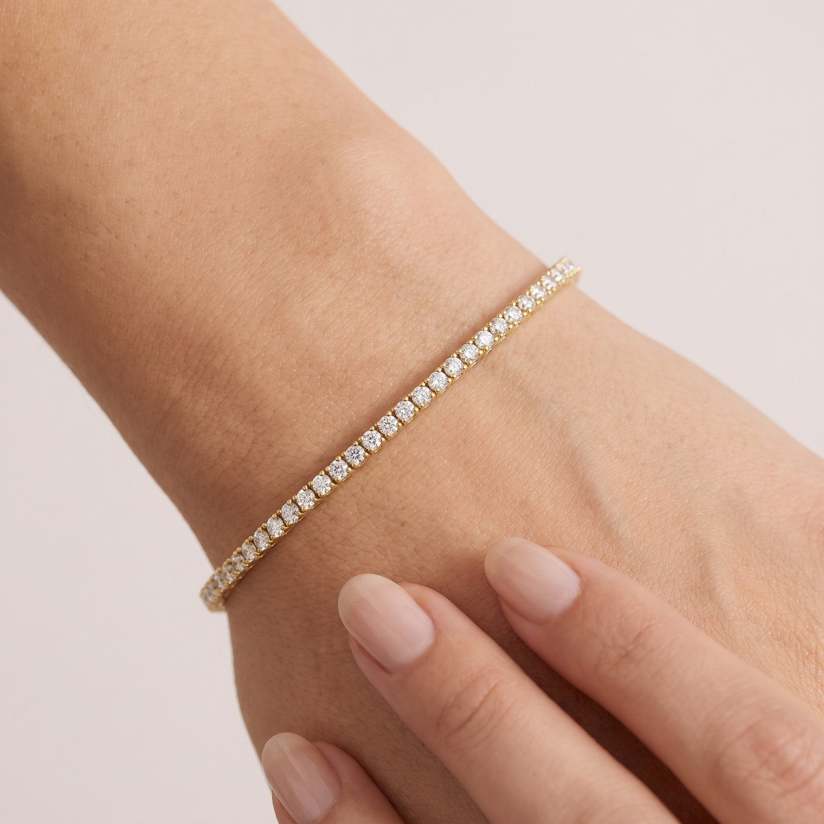 _lifestyle_image@SKU:B740K-LADR02000004Y #metal_10k-yellow-gold+origin_lab-grown+quality_g-si