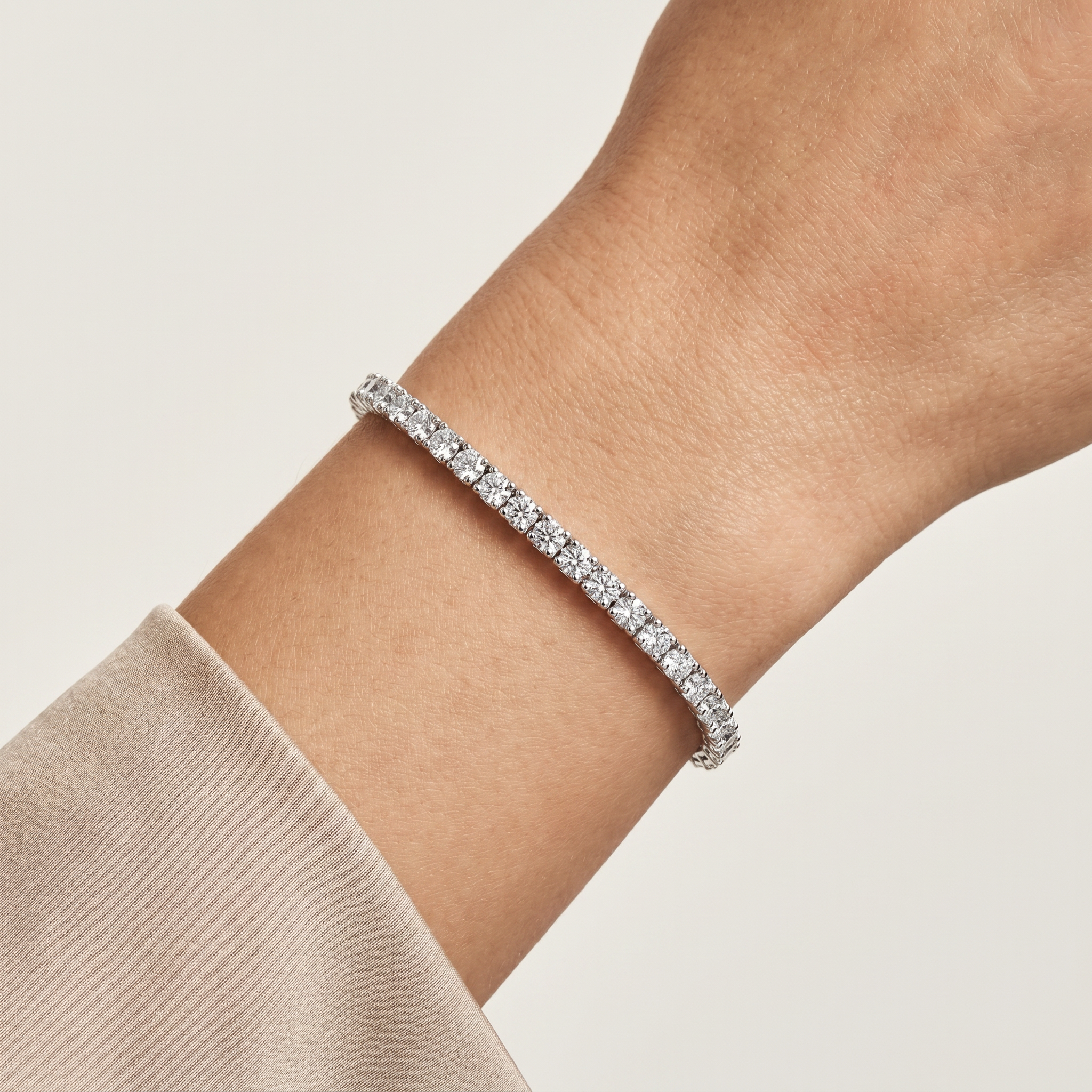 _lifestyle_image@SKU:B740K-LADR0400000DW #metal_silver+origin_lab-grown+quality_g-si