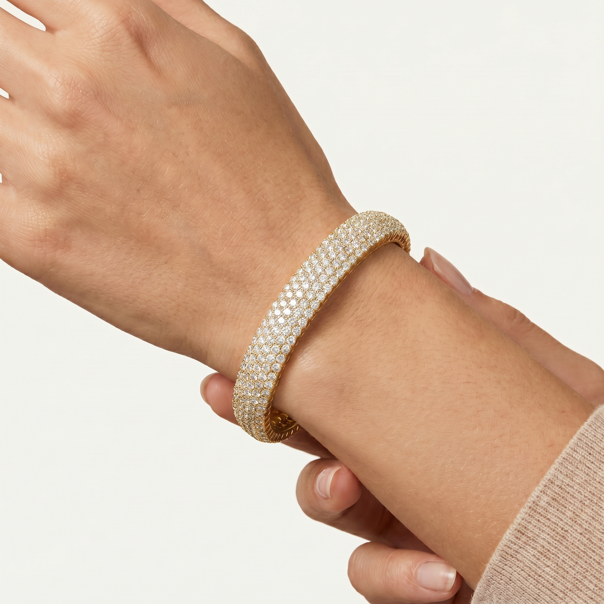 _lifestyle_image@SKU:B1470-LADR05000004Y #metal_10k-yellow-gold+origin_lab-grown+quality_g-si
