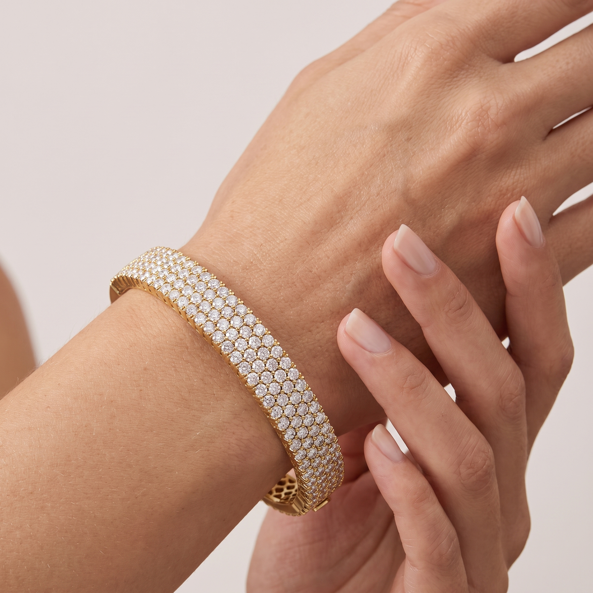 _lifestyle_image@SKU:B1470-LADR05000004Y #metal_10k-yellow-gold+origin_lab-grown+quality_g-si