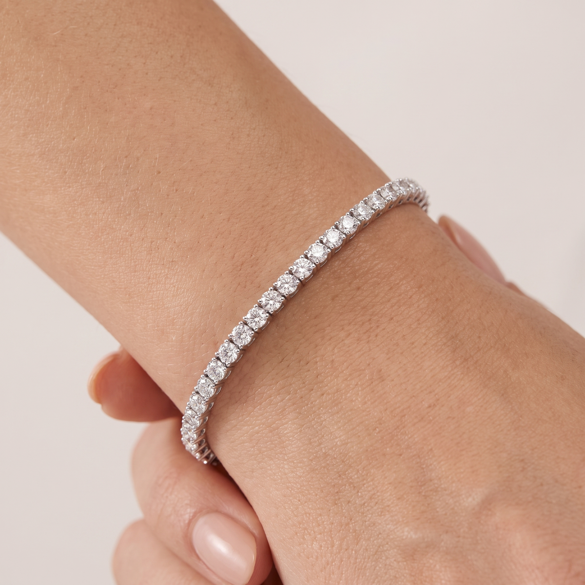_lifestyle_image@SKU:B2905-LADR05020004W #metal_10k-white-gold+origin_lab-grown+quality_g-si