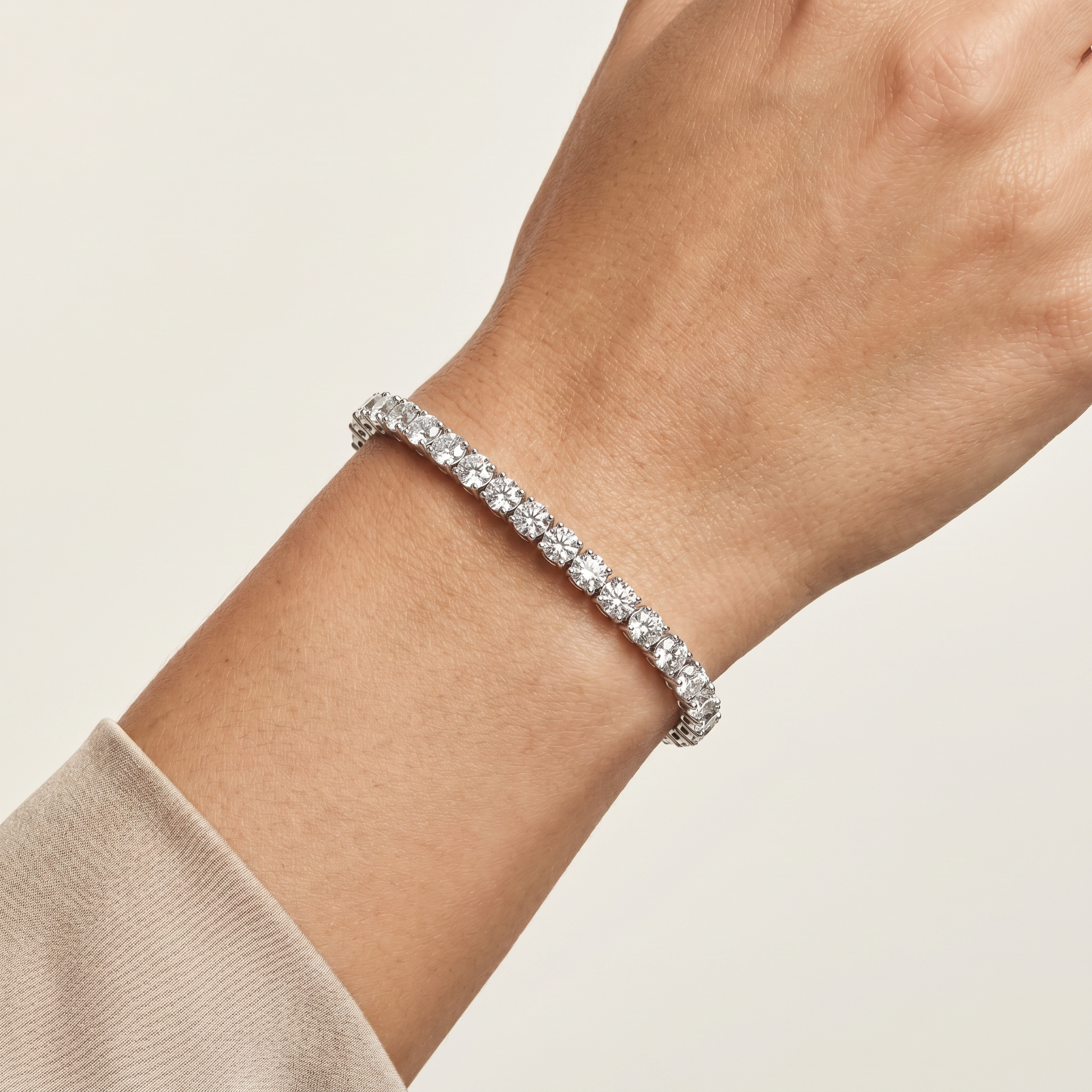 _lifestyle_image@SKU:B740K-LADR0800000DW #metal_silver+origin_lab-grown+quality_g-si