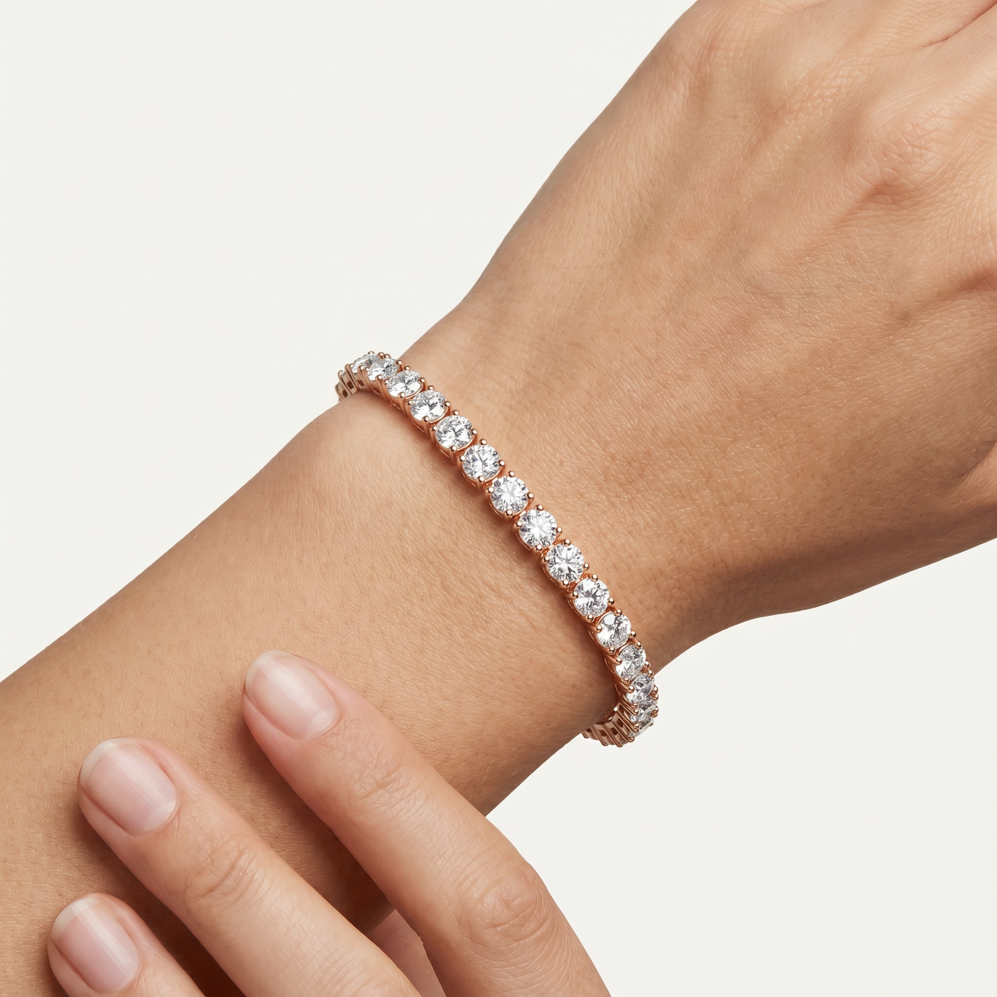 _lifestyle_image@SKU:B740K-LADR10000004P #metal_10k-rose-gold+origin_lab-grown+quality_g-si