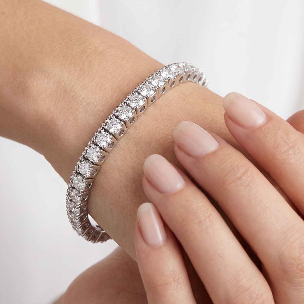 _lifestyle_image@SKU:B740K-LADR10000004W #metal_10k-white-gold+origin_lab-grown+quality_g-si