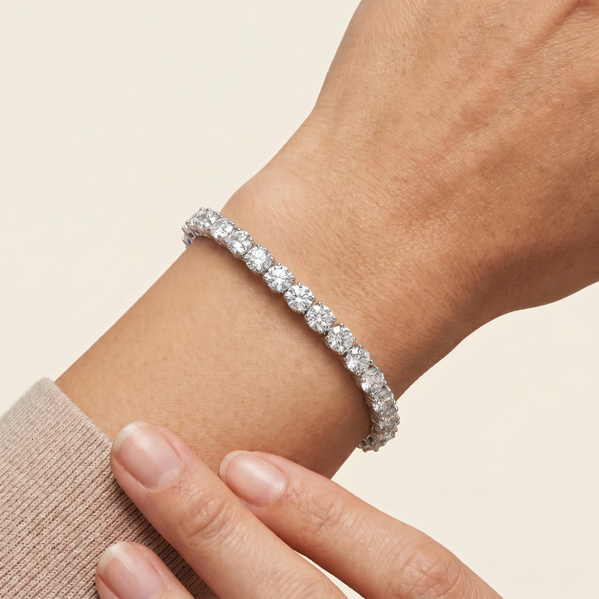 _lifestyle_image@SKU:B740K-LADR1000000DW #metal_silver+origin_lab-grown+quality_g-si