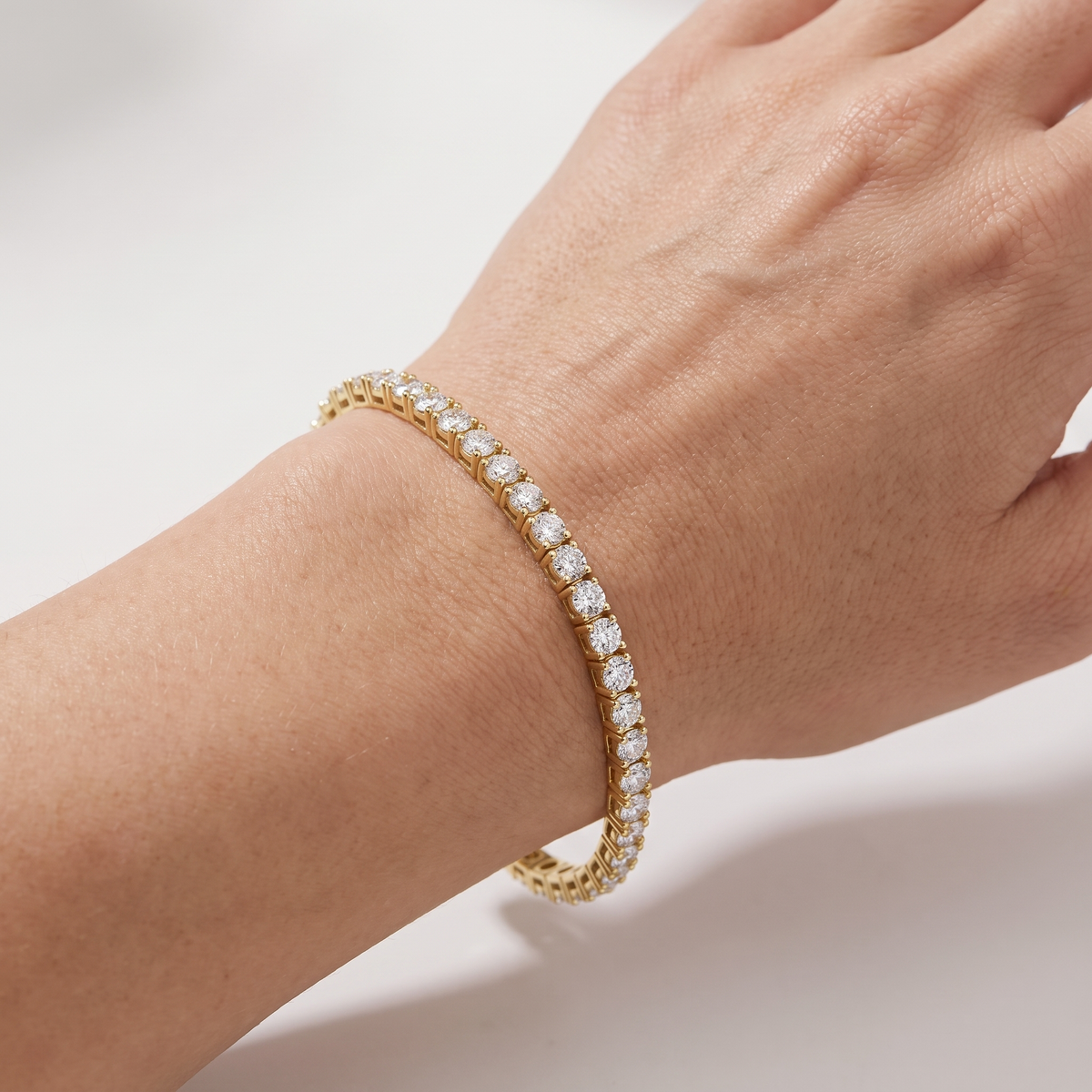 _lifestyle_image@SKU:B740K-LADR10000004Y #metal_10k-yellow-gold+origin_lab-grown+quality_g-si