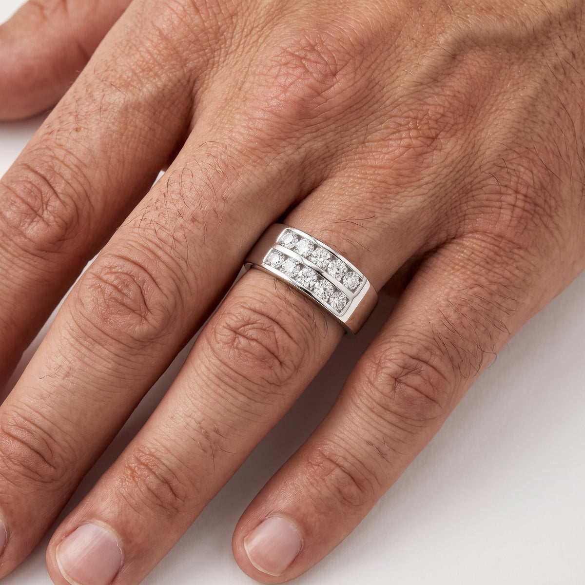 _lifestyle_image@SKU:M54HG-LADR01000004W #metal_10k-white-gold+origin_lab-grown+quality_g-si