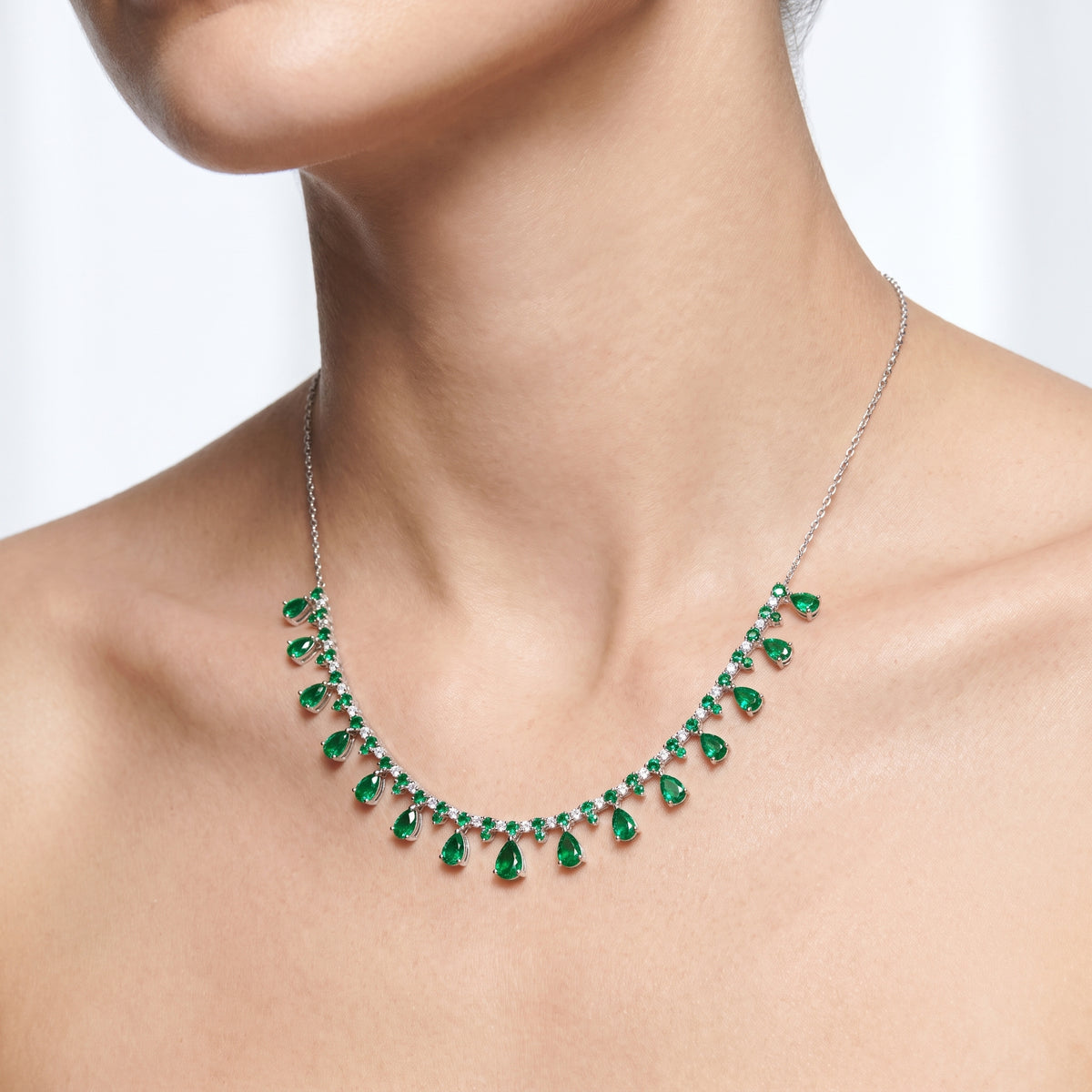 _lifestyle_image@SKU:N020G-EMGD0200000DW #metal_silver+origin_lab-created