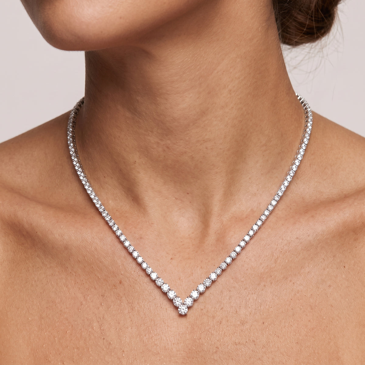 _lifestyle_image@SKU:N1196-LADR05000004W #metal_10k-white-gold+origin_lab-grown+quality_g-si
