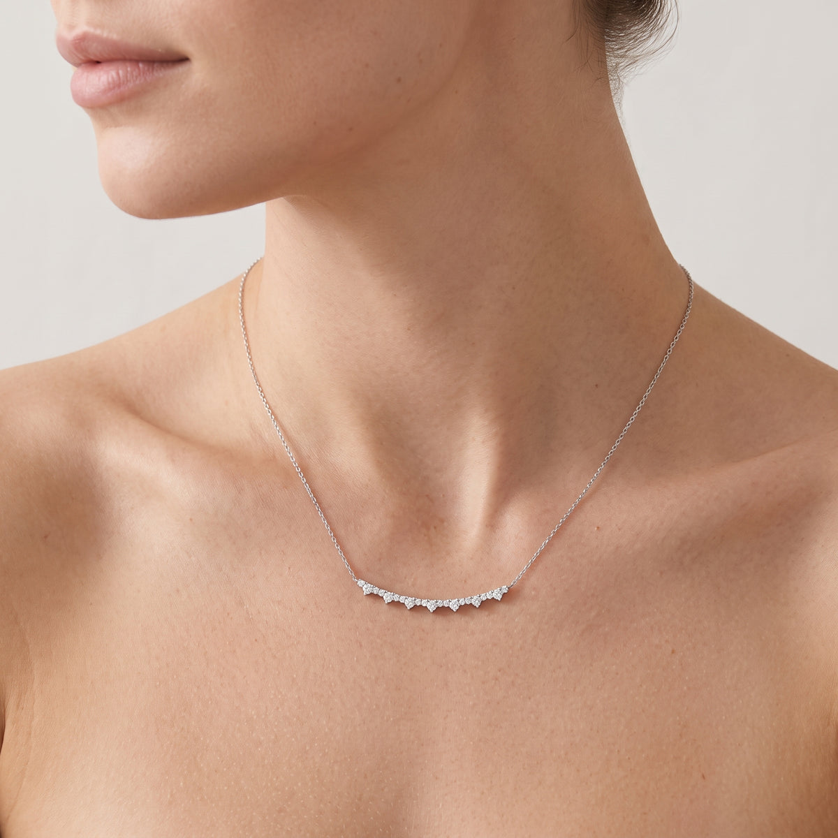 _lifestyle_image@SKU:N2013-LADR01130004W #metal_10k-white-gold+origin_lab-grown+quality_g-si
