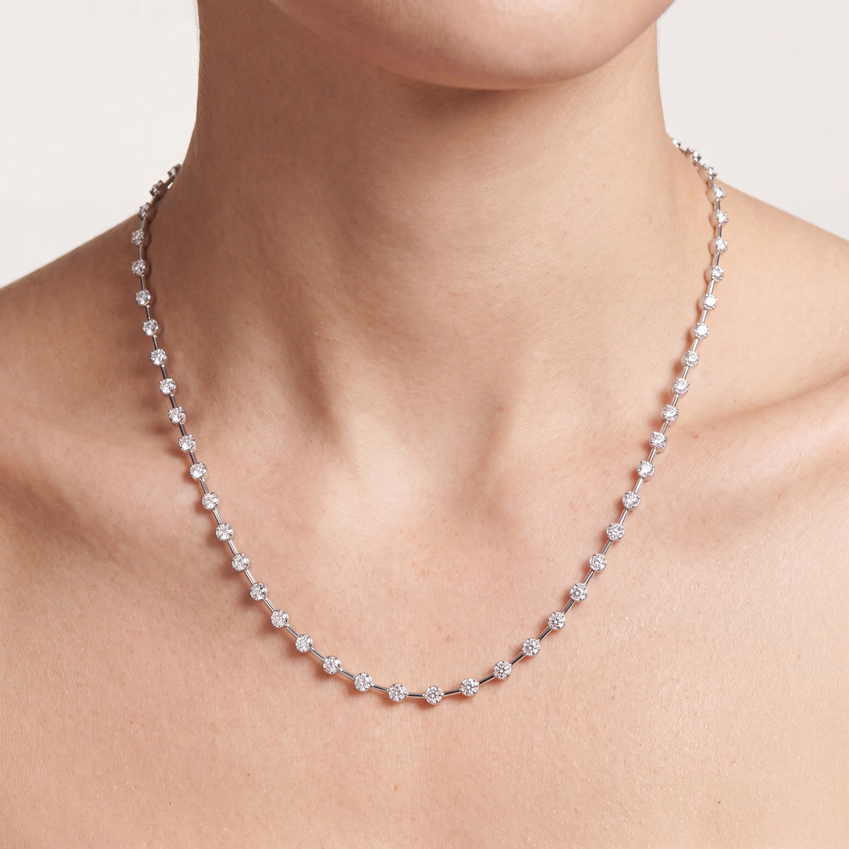 _lifestyle_image@SKU:N2517-LADR0501000DW #metal_silver+origin_lab-grown+quality_g-si