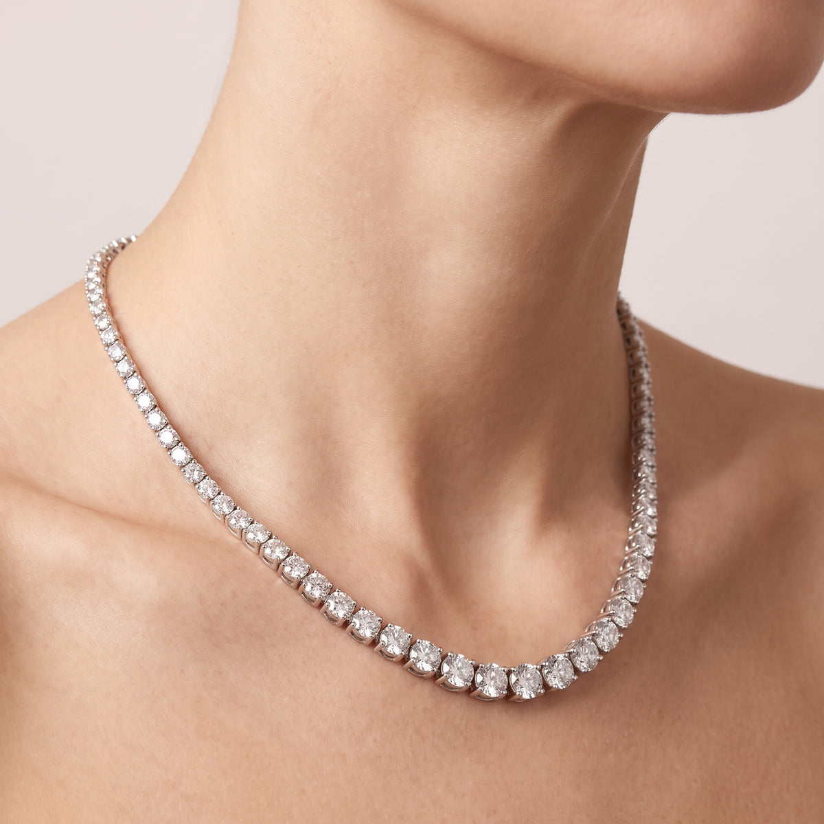 _lifestyle_image@SKU:N2582-LADR05200004W #metal_10k-white-gold+origin_lab-grown+quality_g-si