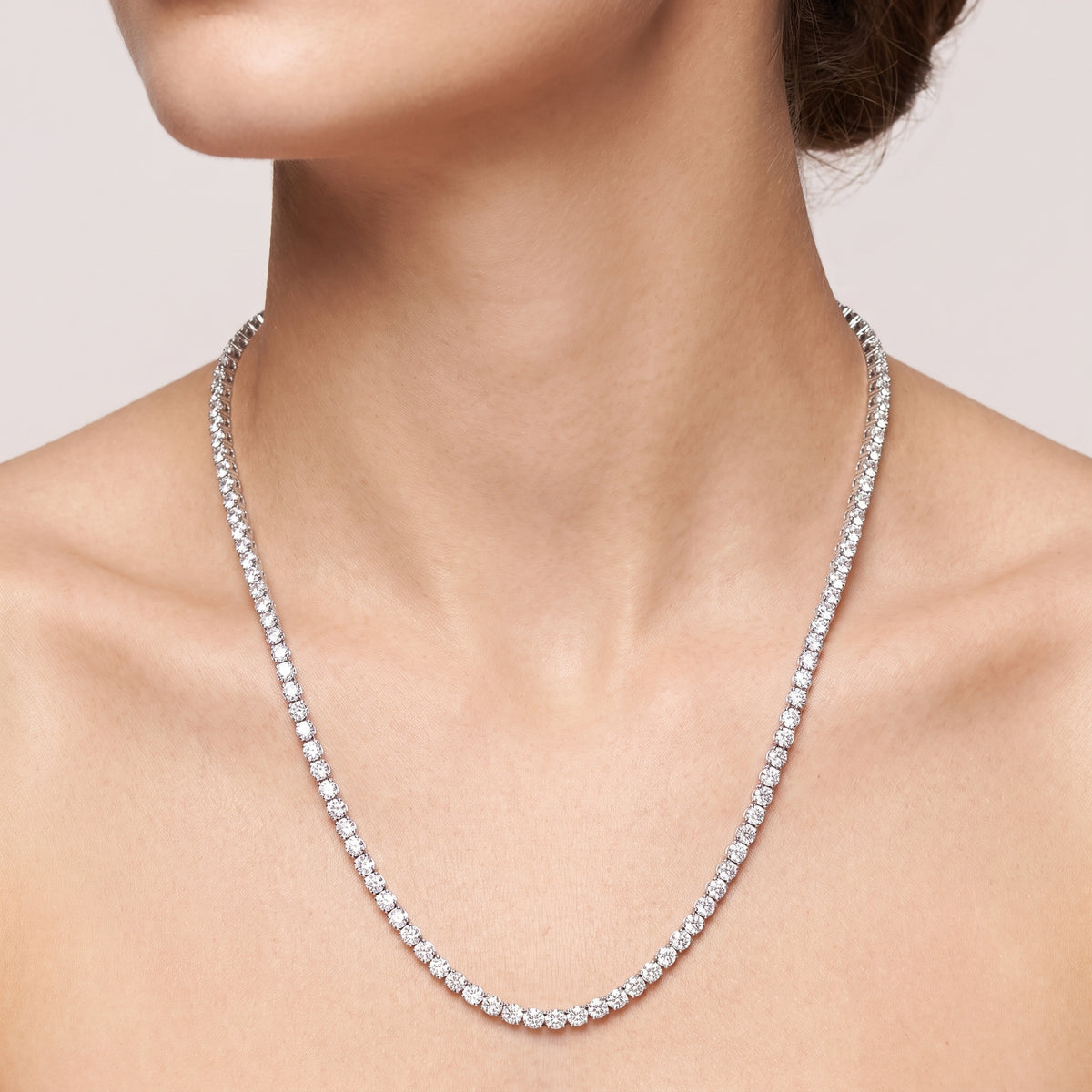 _lifestyle_image@SKU:N7728-LADR1000000DW-20 #metal_silver+origin_lab-grown+necklace-length-inches_16-inch-4-inch-extender