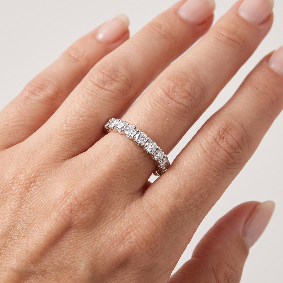 _lifestyle_image@SKU:T2986-NADR01980004W #metal_14k-white-gold+origin_lab-grown+quality_ef-vs2+