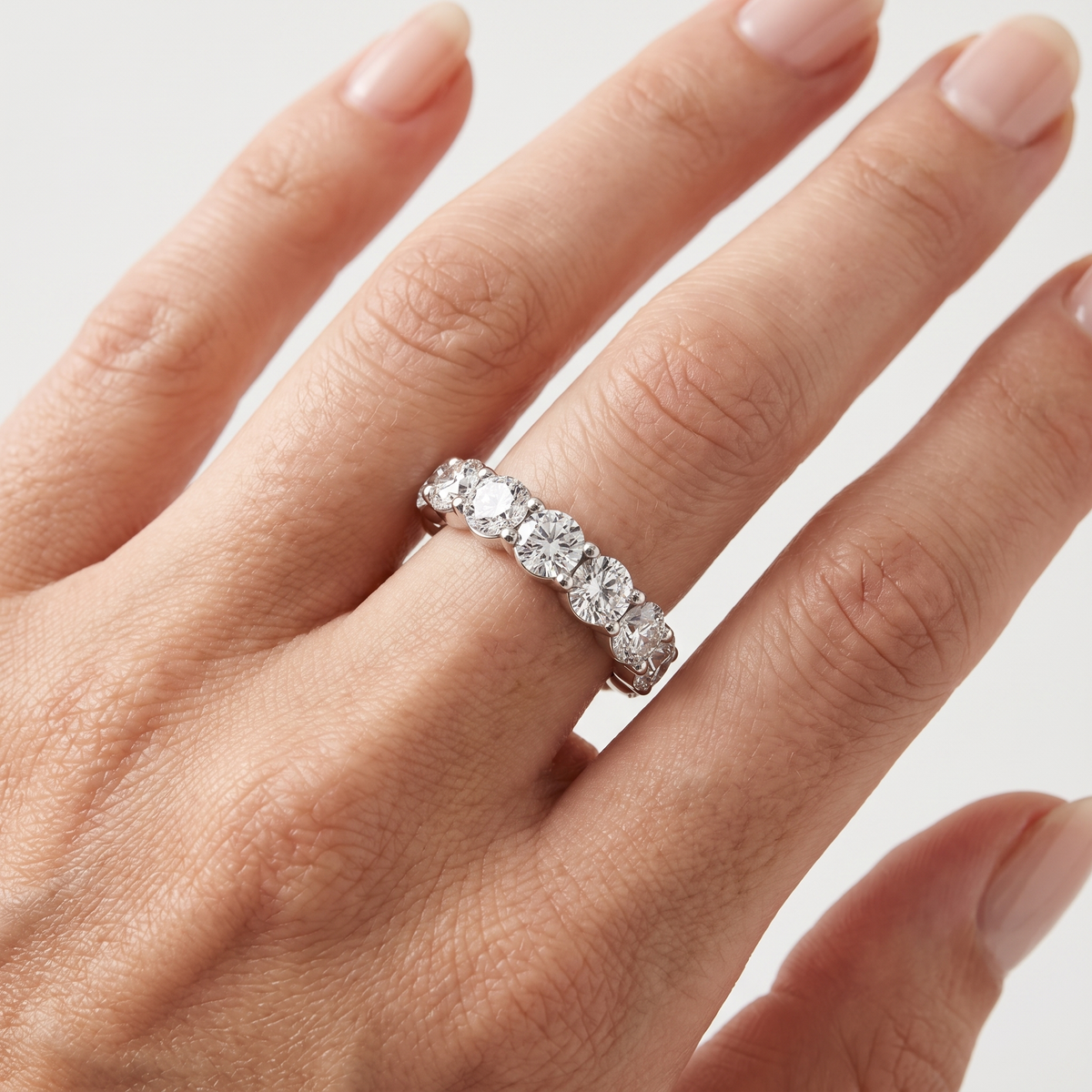_lifestyle_image@SKU:T2986-NADR0518000PL #metal_platinum+origin_lab-grown+quality_ef-vs2+