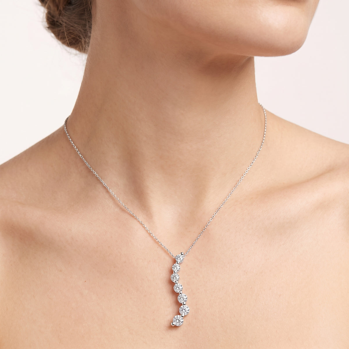 _lifestyle_image@SKU:P0481-LADR0161000DW #metal_silver+origin_lab-grown+quality_g-si