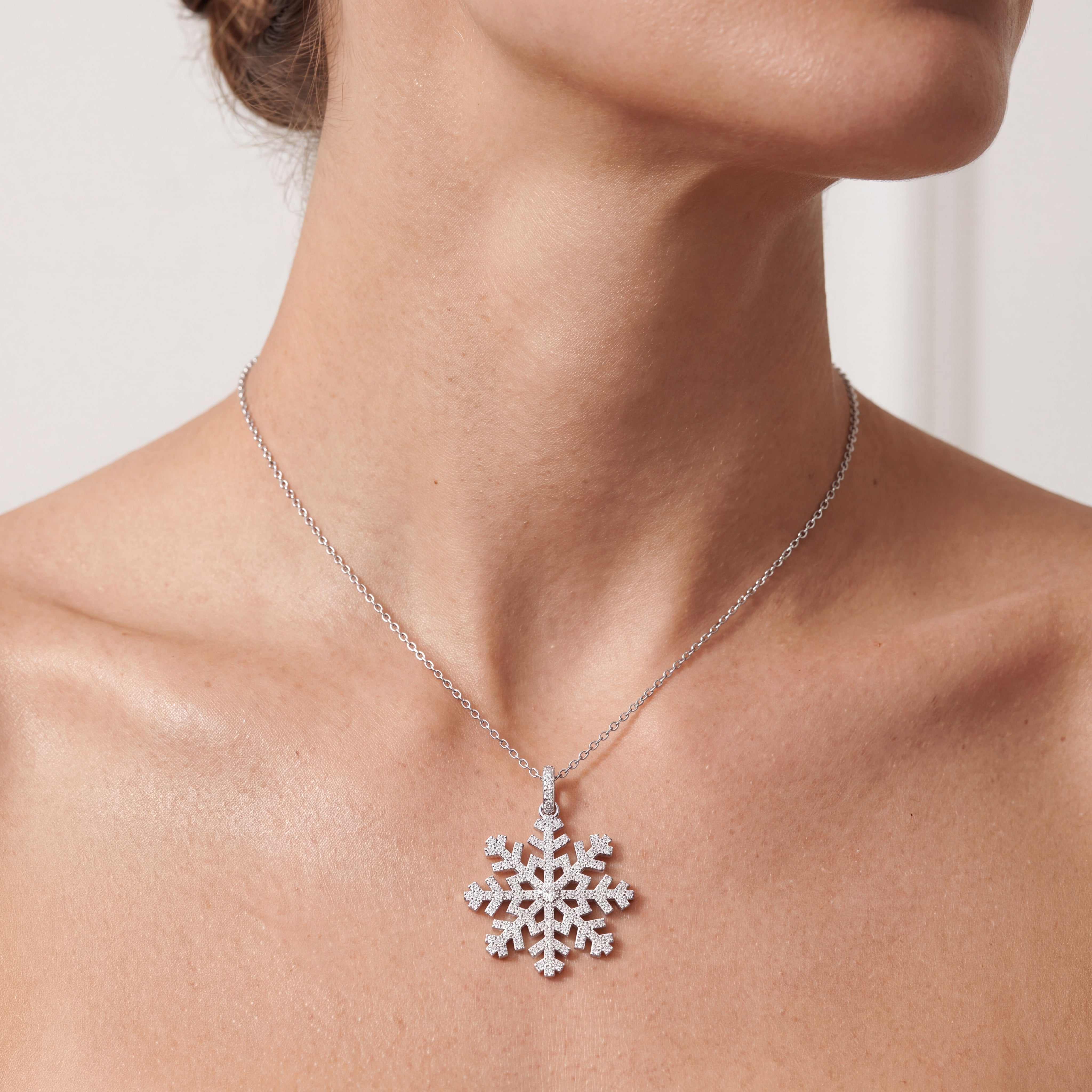 _lifestyle_image@SKU:P0804-LADR0075000DW #metal_silver+origin_lab-grown+quality_g-si