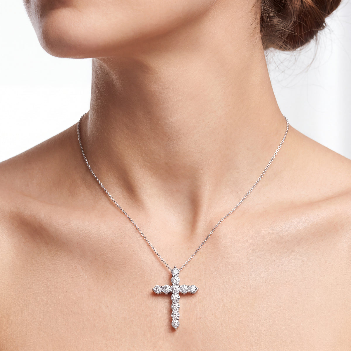 _lifestyle_image@SKU:P0960-LADR0200000DW #metal_silver+origin_lab-grown+quality_g-si