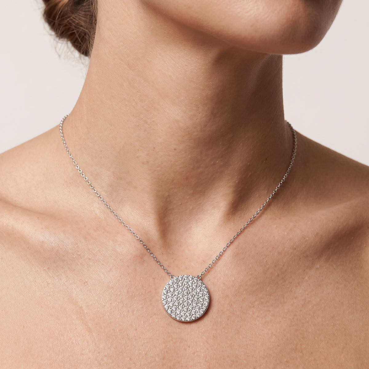 _lifestyle_image@SKU:P1051-LADR01510004W #metal_10k-white-gold+origin_lab-grown+quality_g-si