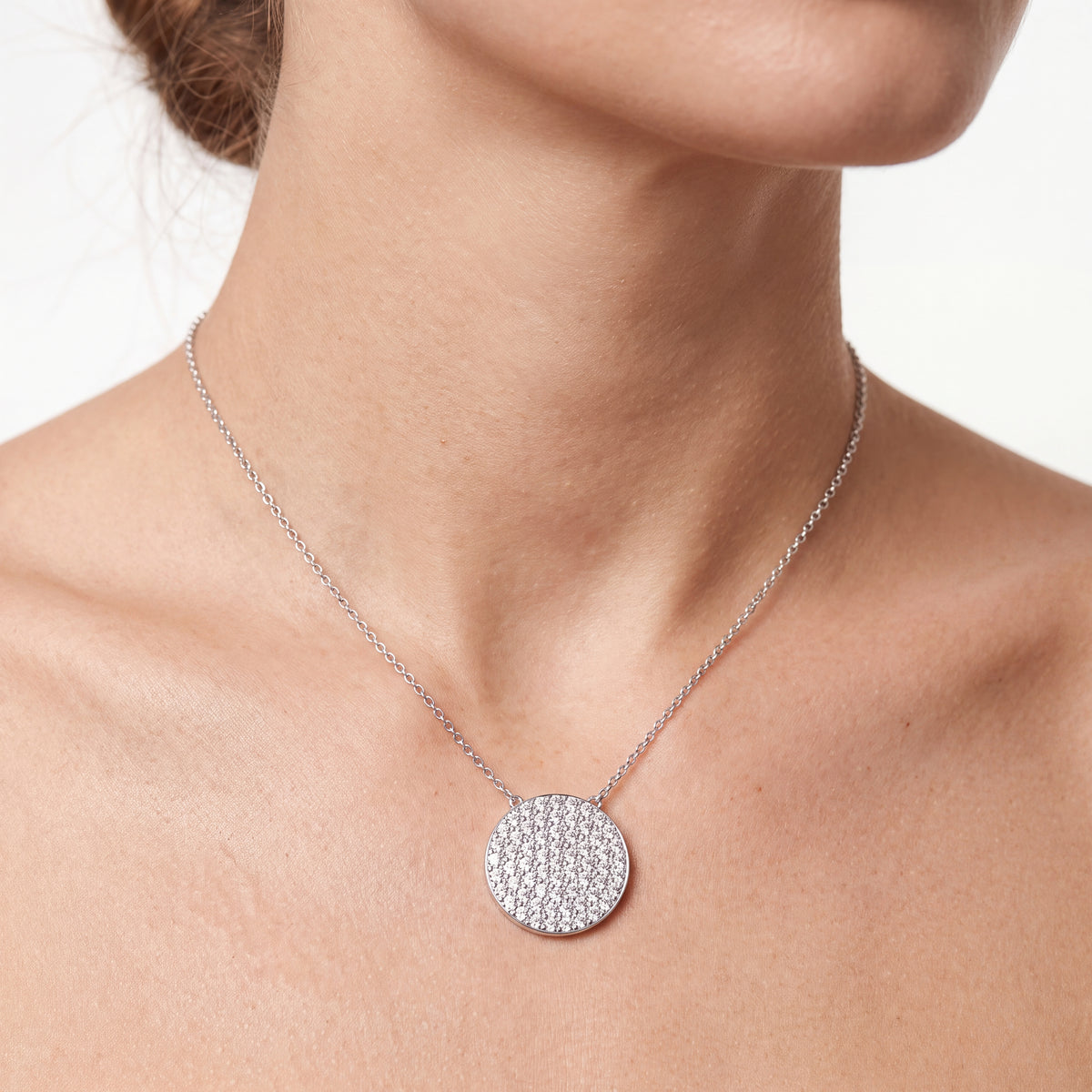 _lifestyle_image@SKU:P1051-LADR0151000DW #metal_silver+origin_lab-grown+quality_g-si