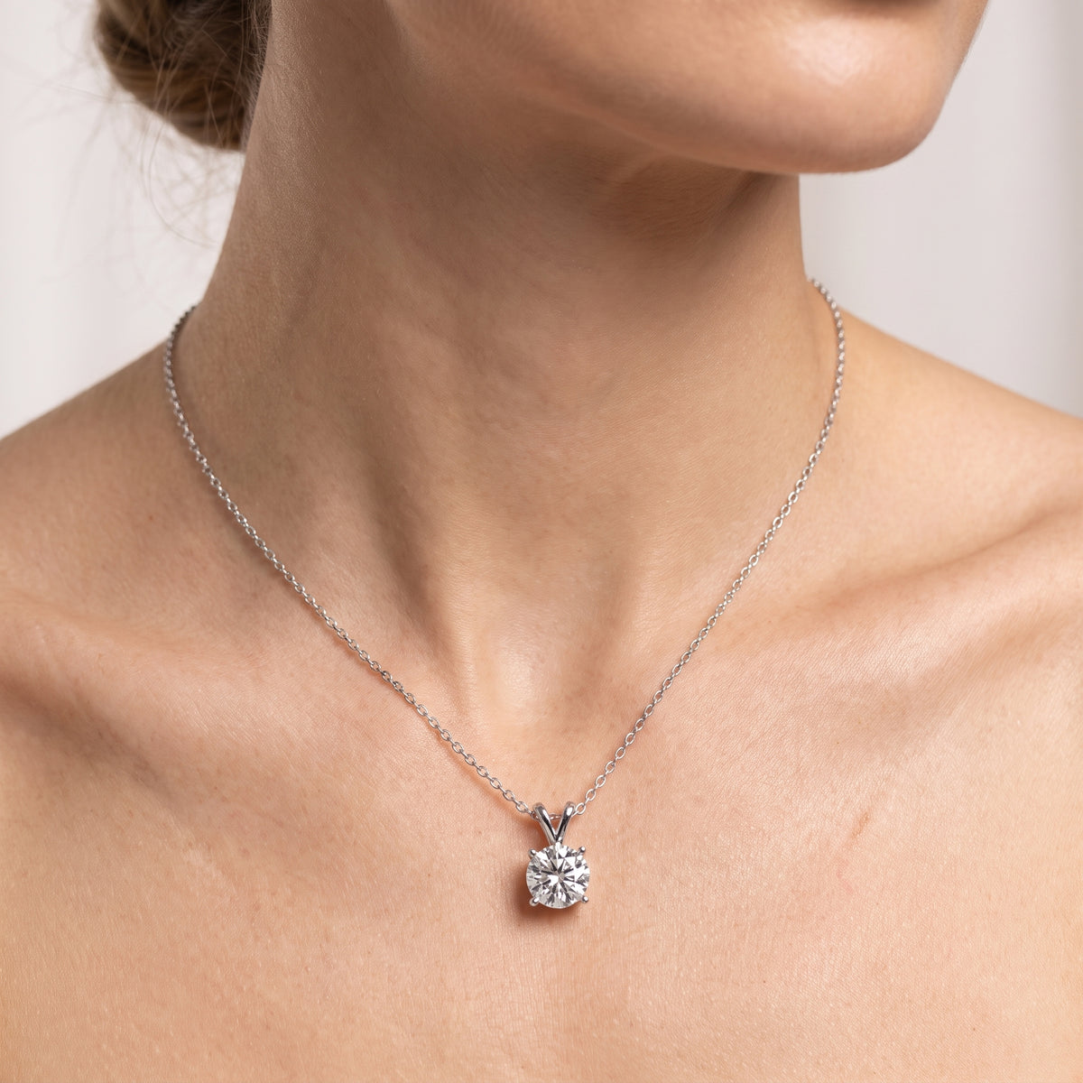 _lifestyle_image@SKU:P1149-LADR0100000DW #metal_silver+origin_lab-grown+quality_g-si