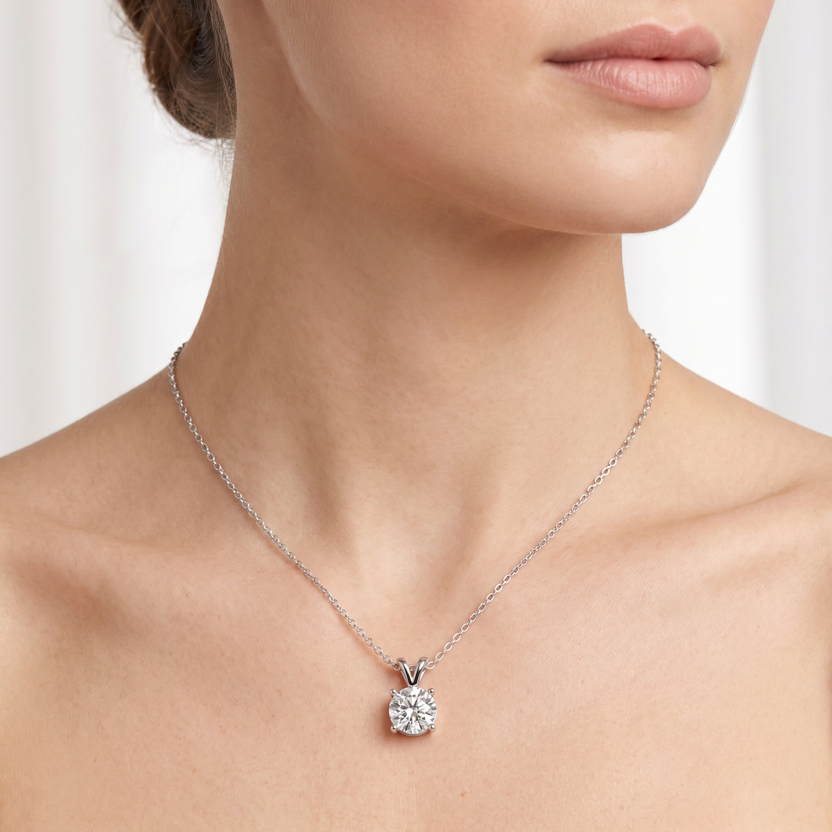 _lifestyle_image@SKU:P1152-LADR01000004W #metal_silver+origin_lab-grown+quality_g-si
