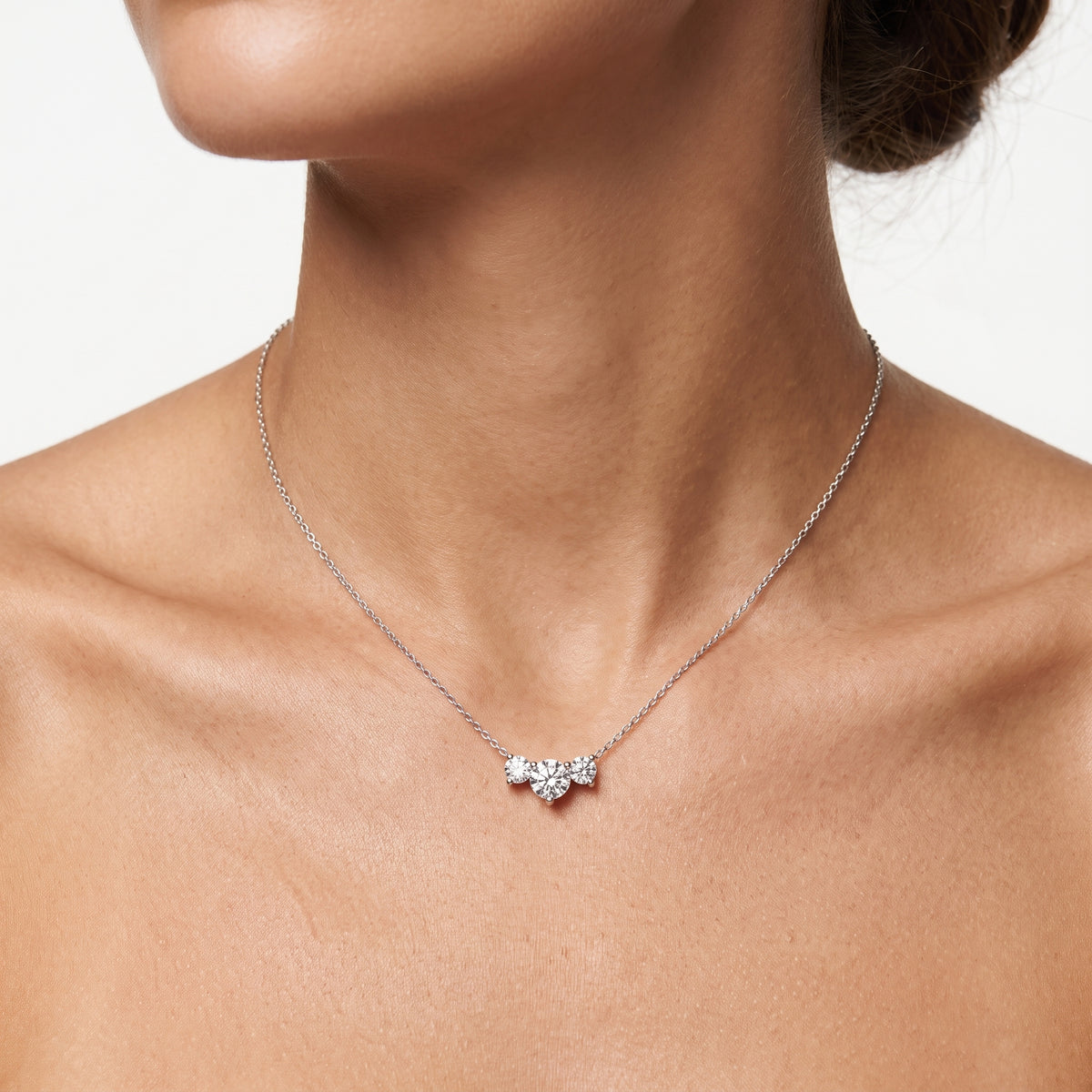 _lifestyle_image@SKU:P1229-LADR0100000PL #metal_silver+origin_lab-grown+quality_g-si