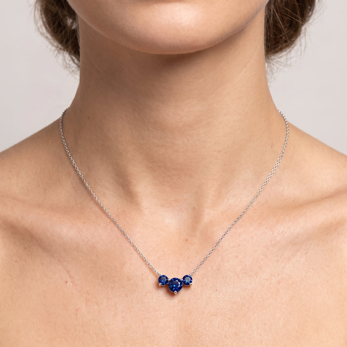 _lifestyle_image@SKU:P122G-BSGR01000004W #metal_10k-white-gold+origin_lab-created