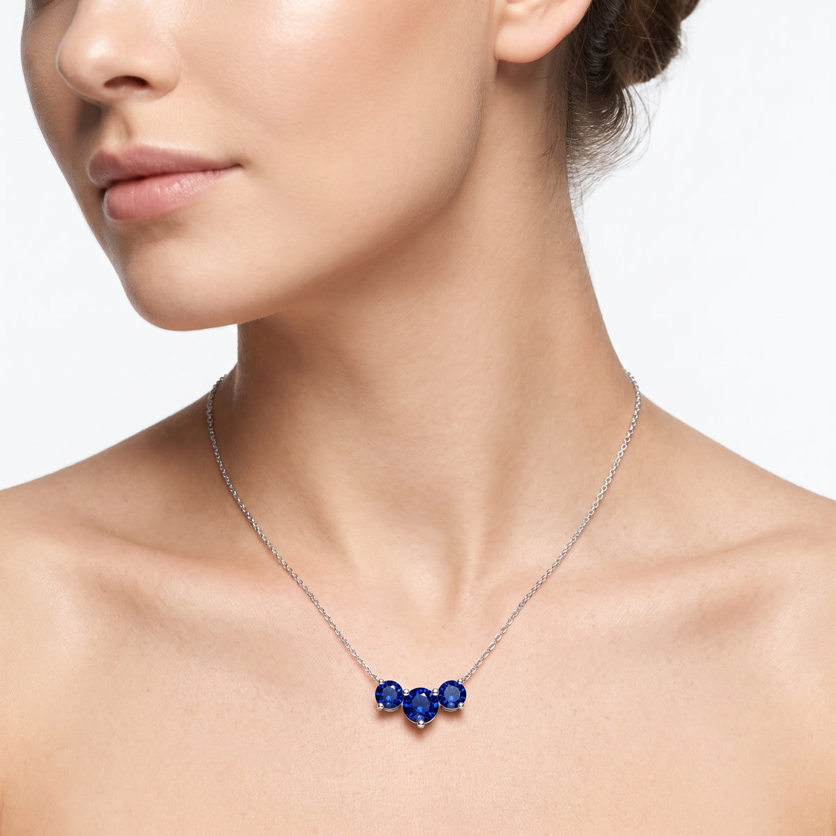 _lifestyle_image@SKU:P122G-BSGR02000004W #metal_10k-white-gold+origin_lab-created