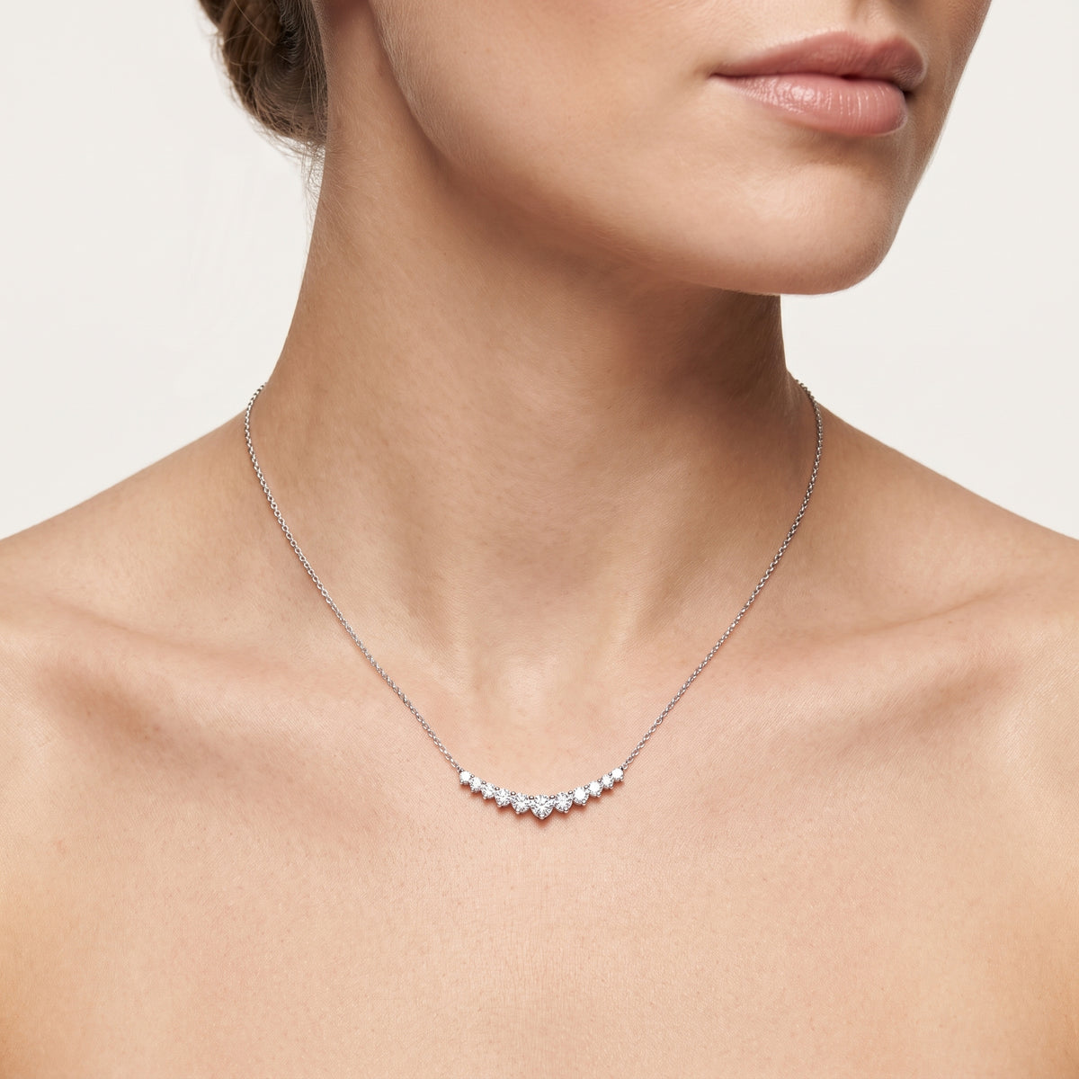 _lifestyle_image@SKU:P1232-LADR0147000PL #metal_silver+origin_lab-grown+quality_g-si