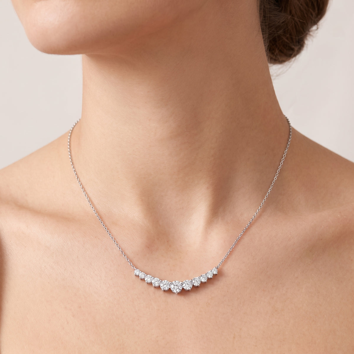 _lifestyle_image@SKU:P1232-LADR0200000PL #metal_silver+origin_lab-grown+quality_g-si