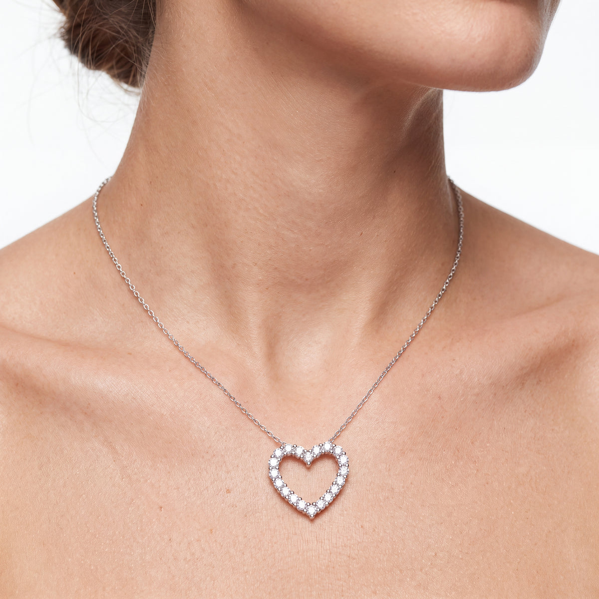 _lifestyle_image@SKU:P1395-LADR01000004W #metal_10k-white-gold+origin_lab-grown+quality_g-si