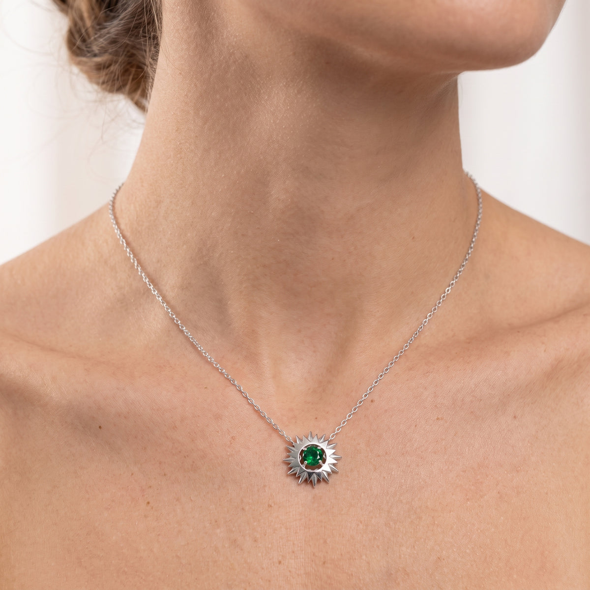 _lifestyle_image@SKU:P154F-EMGR0050000DW #metal_silver+origin_lab-created