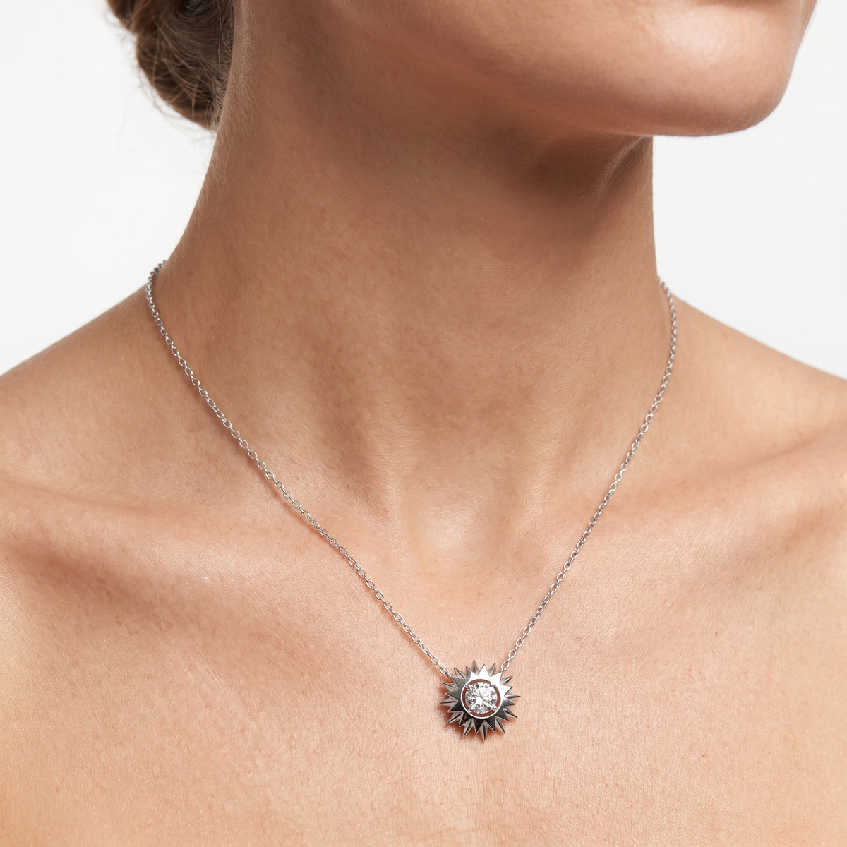 _lifestyle_image@SKU:P154F-LADR00500004W #metal_10k-white-gold+origin_lab-grown+quality_g-si
